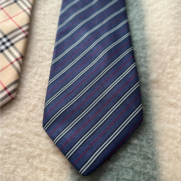 Two beautiful Burberry neckties. Both 100% silk. - Picture 4 of 4